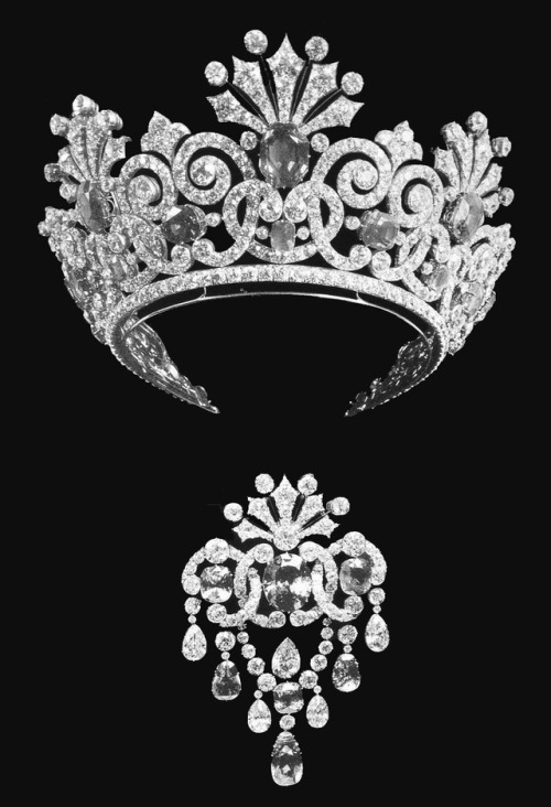 memory-of-the-romanovs: The Kochli Sapphire Tiara. Made in 1894 by Friedrich Koechli, part of a paru