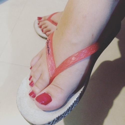 Precisando fazer as unhas. alguma sugestão de cor?#jenniferfeet #podolatria #barefeet #dedinhos #u