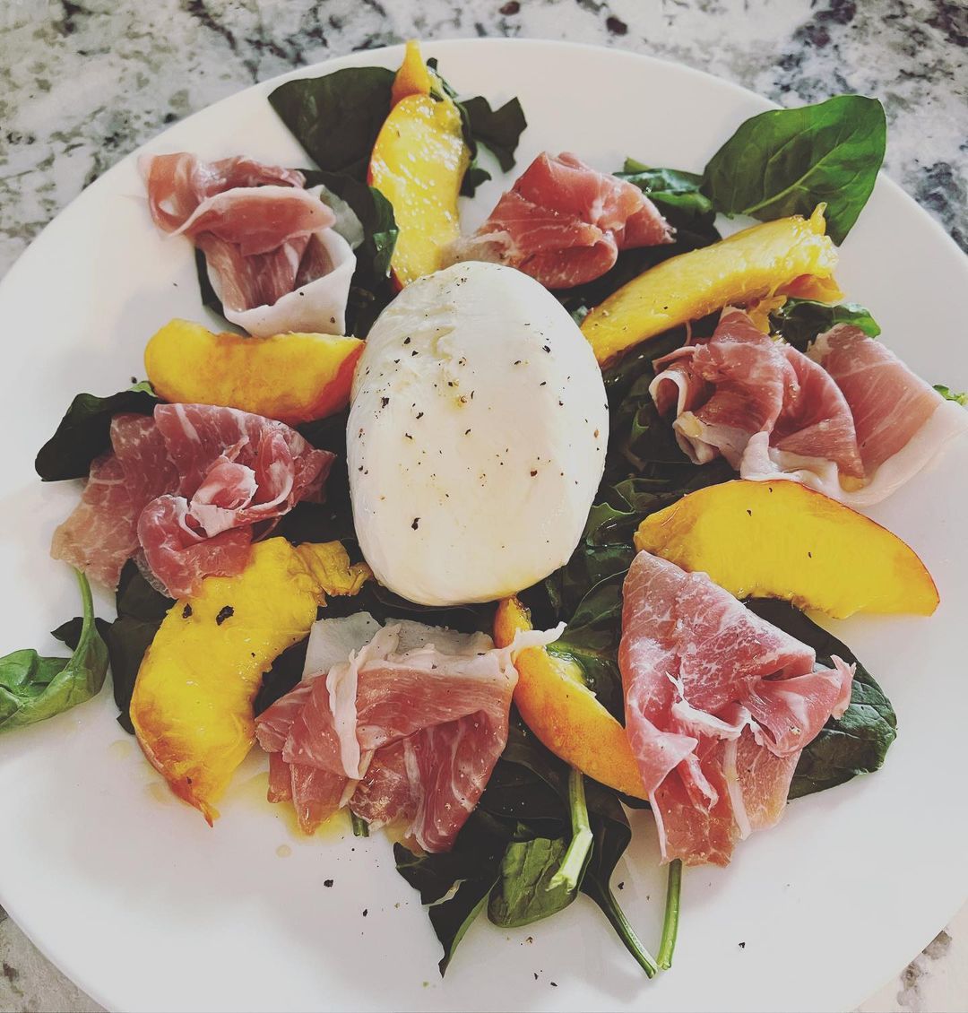 Dinner: burrata, prosciutto, local peach, spinach. Summer eats. 🤤
https://www.instagram.com/p/ChTPdoFrz0h/?igshid=NGJjMDIxMWI=