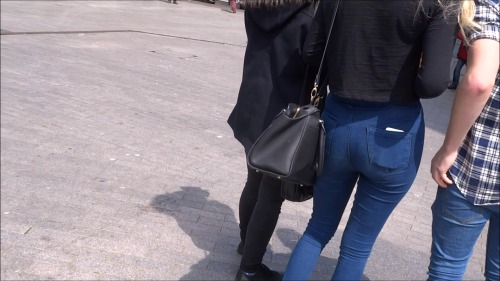 streetscenesuk: Candid video of a sexy blonde in some nice tight jeans. mega.nz/#!zIwRhY5b!