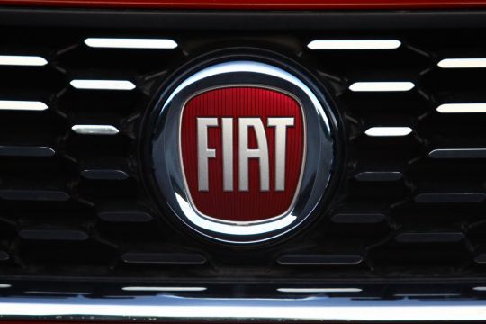 Logomarca da Fiat na grade de um automóvel