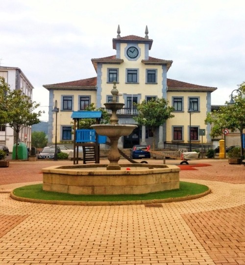 Plaza Mayor y Ayuntamiento - Praza principal e concello, Oleiros, Galicia, 2012.