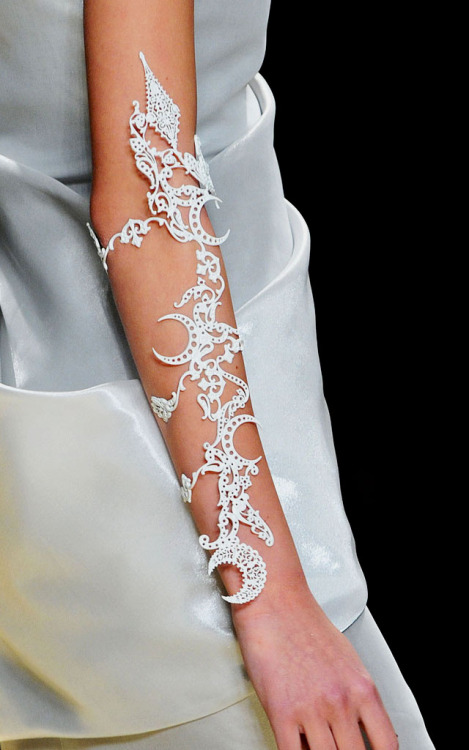 tiffxnyandco:Karl Lagerfeld Spring 2009 RTW Details╳