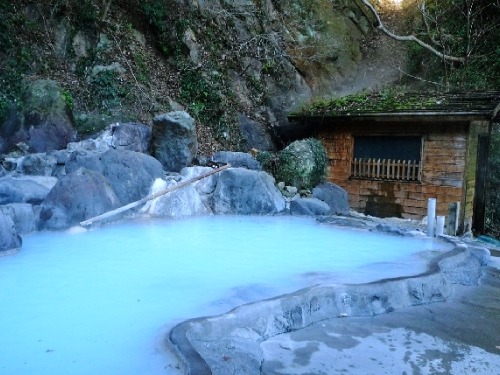 wickedlady4180:  Onsen (温泉) Is a term for hot springs in the Japanese language. As a volcanically active country, Japan has thousands of onsen scattered along its length and breadth. Onsen come in many types and shapes, including outdoor (露天風呂