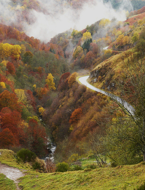 La vallée de la Santoire, Auvergne, France (by raym5).