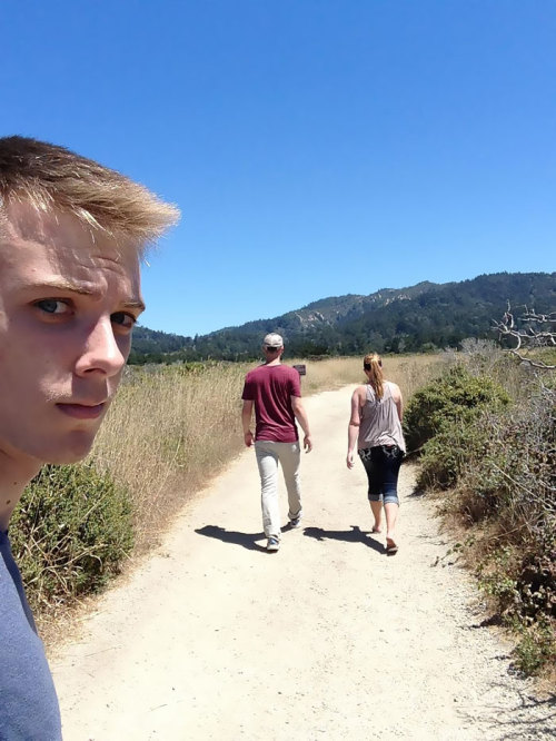 theinturnetexplorer:    Man Documents His Life As The Third Wheel For 3 Years In Awkward Selfies  