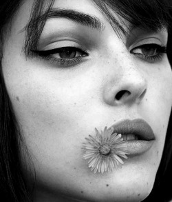 le-monde-sans-couleur:Vittoria Ceretti for