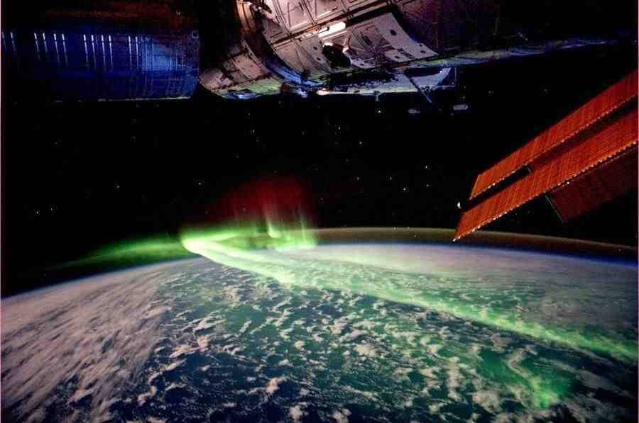 space-pics:  The Southern Lights as seen from outer space [900 x 597]http://space-pics.tumblr.com/