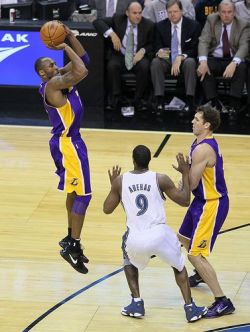 thelakersshowtime:  Kobe vs. Agent 0.