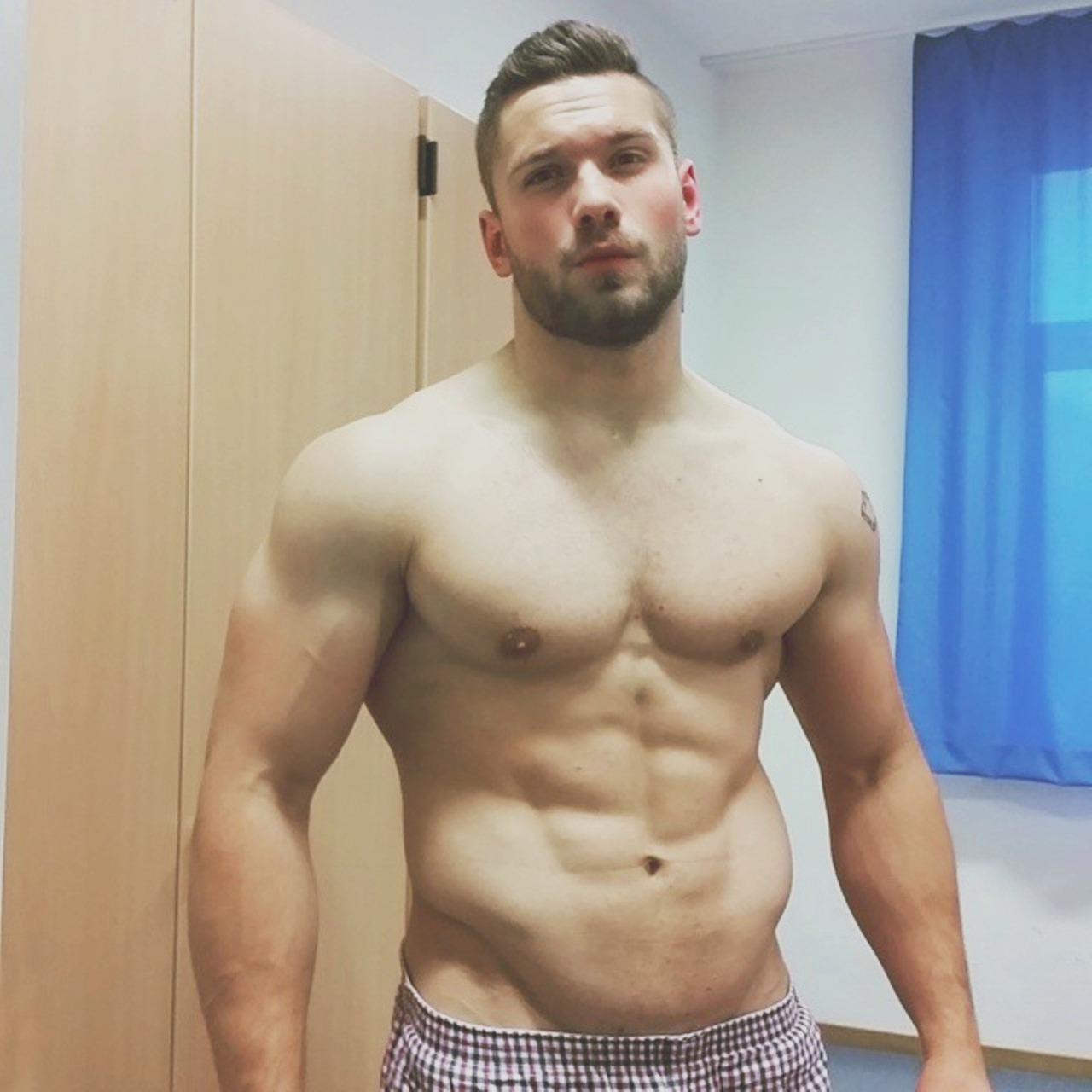 publiccaught:  Reblog - Like - Follow  http://publiccaught.tumblr.com/    Eyes,