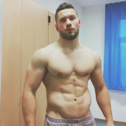 publiccaught:  Reblog - Like - Follow  http://publiccaught.tumblr.com/    Eyes, pecs and abs.