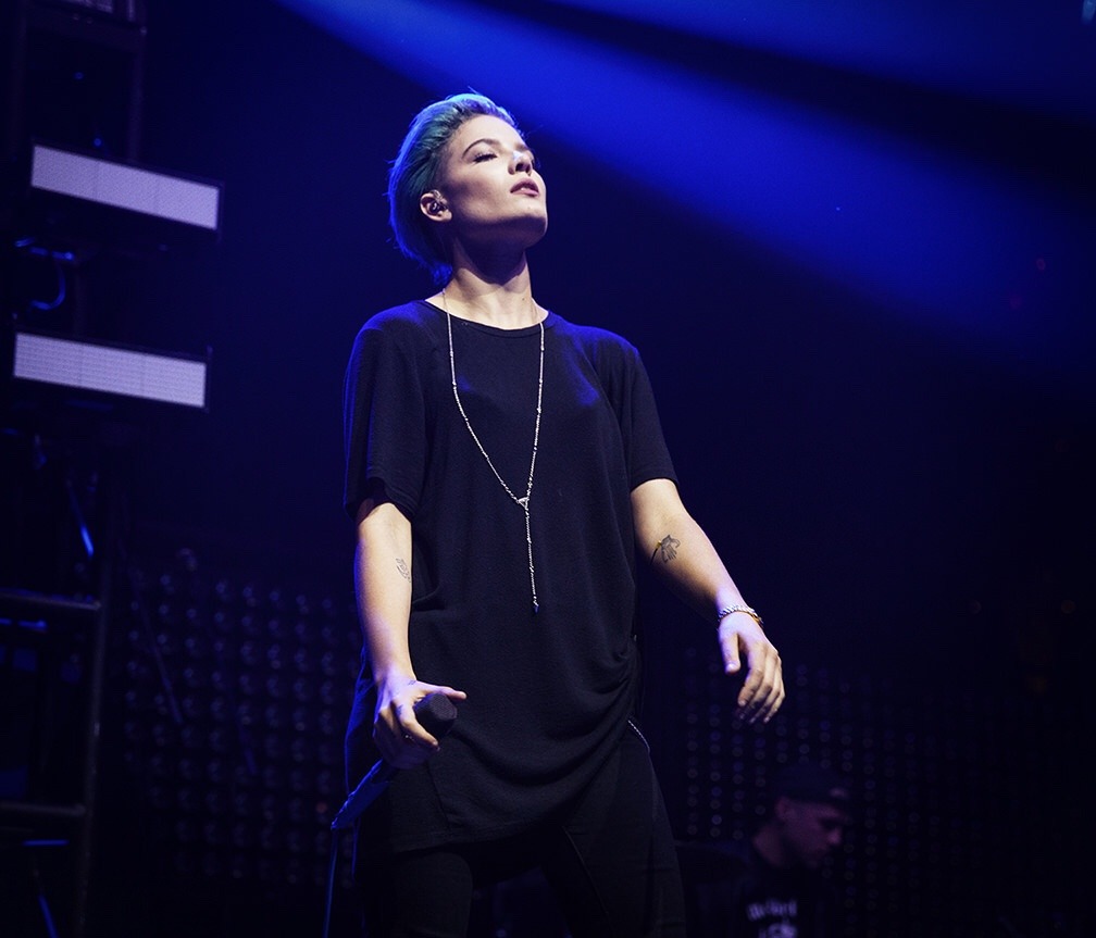 astalhalsey:  Anyone else just kinda in love with Halsey? 