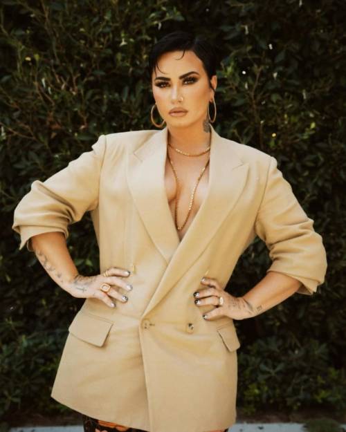 DEMI LOVATO - Page 2 8853eb2bf114bbe919e8b252fc0b47ef237d6ceb