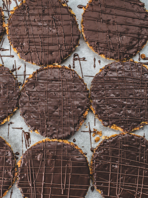 Porn craving-nomz:  DIY Chocolate HobNob Biscuits photos