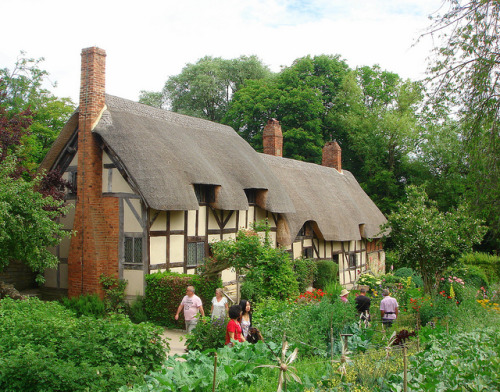 Anne Hathaway’s Cottage in Stratford-upon-Avon, England (by Andreadm66).