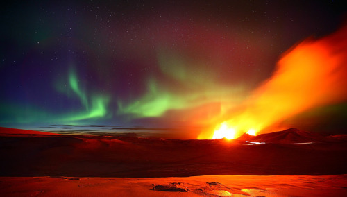 odditiesoflife:Amazing Volcanic Eruption With Northern Lights, Iceland After hearing that the Eyjafj