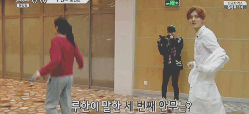 exoxoolf:  Luhan please, leave that poor innocent woman alone, she don’t care ‘bout the Overdose choreo 