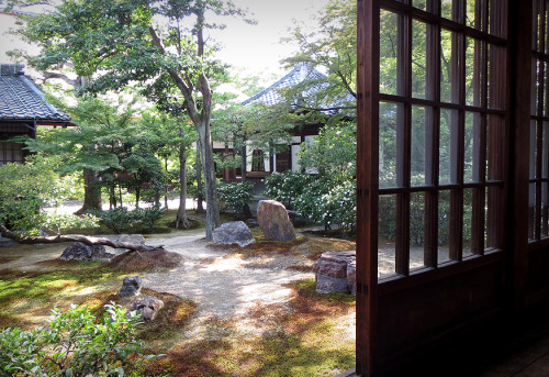 Het indrukwekkende Kennin-ji. Stond dan wel niet op de planning, maar met super mooie tuinen en pret