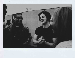 amyjdewinehouse:  Amy Winehouse, Beyoncé, Jack White and Jay Z having a chat at Glastonbury, 2008.