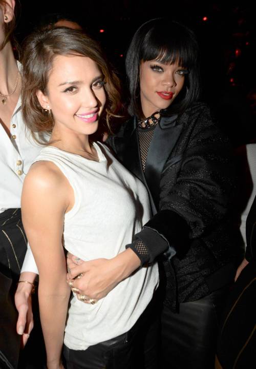 Jessica Alba & Rihanna. ♥  I wanna play lesbians too! ♥