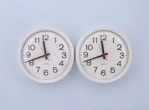 tooombz:Felix Gonzalez-TorresUntitled (Perfect Lovers) 1991. Clocks, paint on wall.Untitled (Perfect