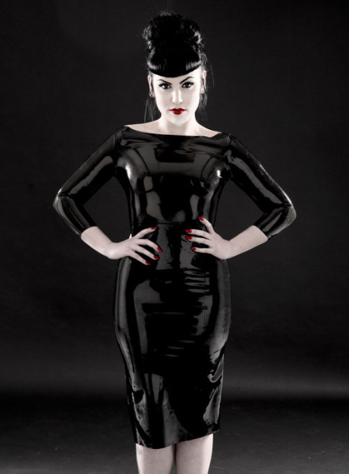 frauleinkavka:born-in-latex: Latex Girl shiny-dress-fashion.blogspot.com/ Is that really what