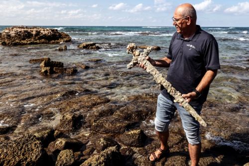  ⚔️ Diver Discovers 900-Year-Old Sword Dating to the Crusades⠀The sword’s blade, believed to b