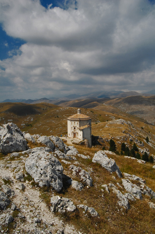 breathtakingdestinations:Rocca Calascio -  Province of L'Aquila - Italy (by Michele Anzidei) 