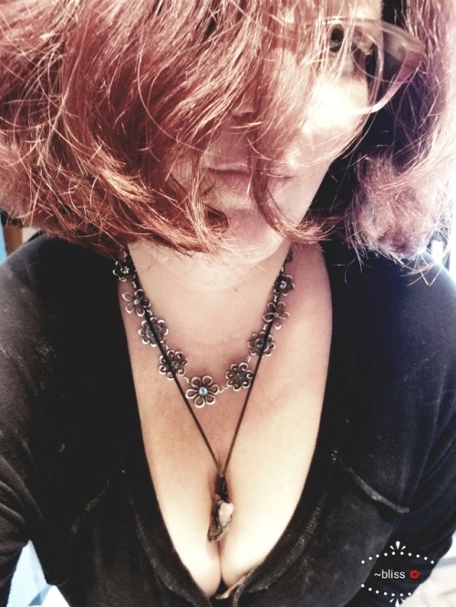 hemakesmesmilehuge:  @justlurkingabouthere likes when I send him pics 💋