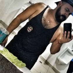 bear-hairy:  Déjanos tu comentario 🐻  Rebloguea y comparte el contenido si te gustan las fotos.  #Bear_Hairy