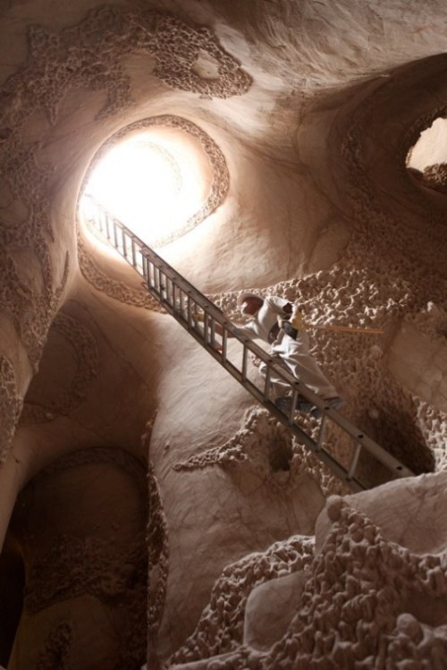 cosascool:  Ra Paulette, 67 years old, has carved a series of underground “cathedrals” in northern New Mexico, without the help of other workers and using only tools hand. 