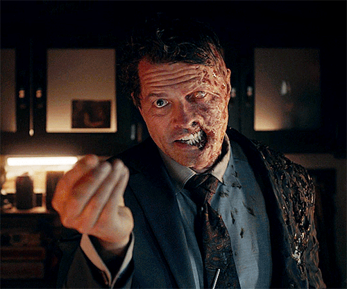 MISHA COLLINS As HARVEY DENTin GOTHAM KNIGHTS | 1.13 Night Of The Owls