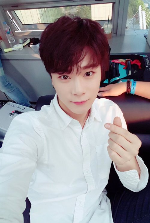 astrodaily:  [170614 ASTRO TWITTER UPDATE]오늘이 키스데이래요!!😚😁ㅎㅎ 여러부운 사랑해요!!#아스트로 #Baby #키스데이[TRANS] They said its kiss day today!!😚😁Haha I love you guys!!#Astro #Baby #KissDaytrans via astrodaily