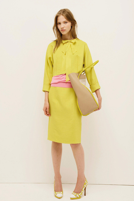 How classy and minimal is this ensemble from Nina Ricci Resort 2014? I also love the pop of pink aga