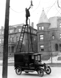 onceuponatown:    Ford Model T Street Light