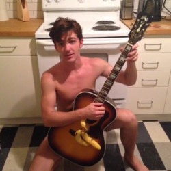 nightcaster040:  Drake Bell on the guitar. @redgingerweakness