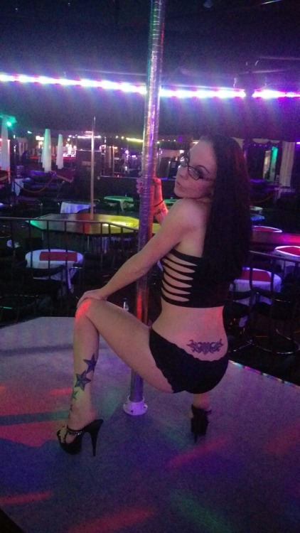 stripper-locker-room:  Chloe working the pole