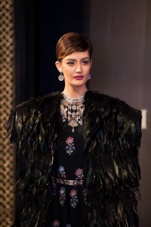 nemruti:Dresses by designer Aram Nikolyan. This collection combines modern clothes with the traditio