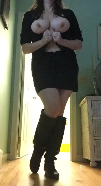 thehappygals:  Some more pics with this outfit!!! 😁 Good night y'all!!! Sweet dreams!!!😴💕💋😊