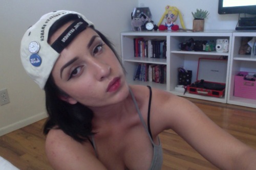 yokto:  carbon2:  six selfies???  she’s an angel