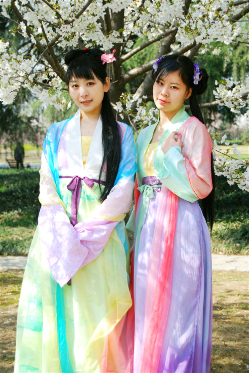 ;D Chinese girls wearing hanfu of Tang dynasty style. Photos by Qinghuige(清辉阁). This is breathtaking