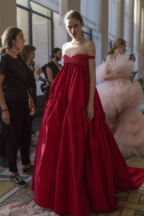 lesliaisonsdemarieantoinette:Backstage Giambattista Valli Couture fall 2017 Paris Fashion Week. Phot