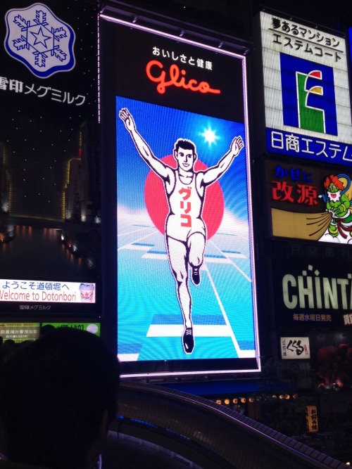 They finally fixed the famous Glico running man sign in Shinsaibashi. There were so many people in c