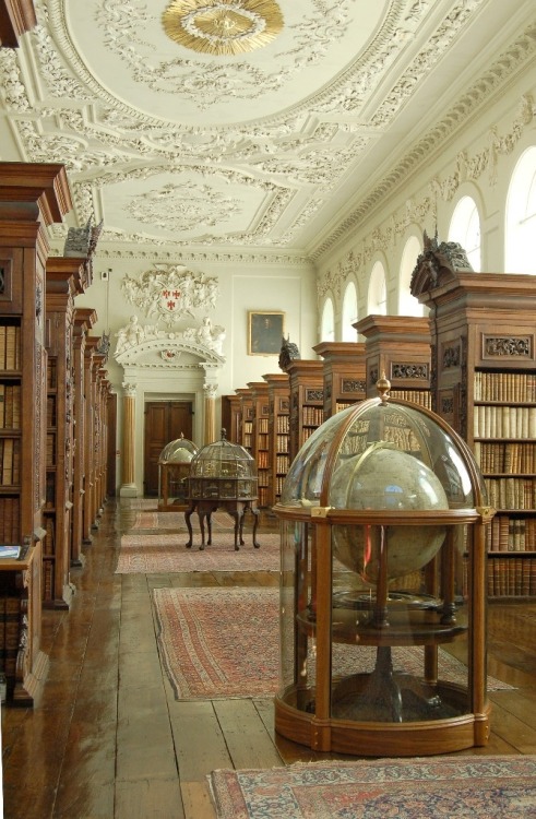 laurajaworski:Queen’s College Library, University of Oxford, England (via Pinterest)