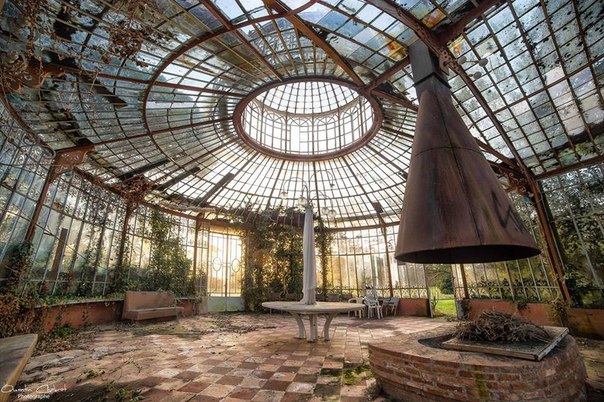 ghostlywatcher:    Abandoned greenhouse in France. 
