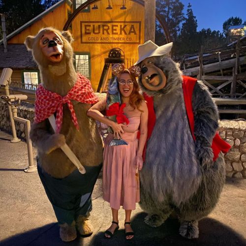 Oh yeah these bears gave me a fish yesterday. Hard to tell who is most drunk in this photo 🤣 (at Disney California Adventure Park) https://www.instagram.com/p/B40haa1AIZT/?igshid=1kzgd2clqyef4