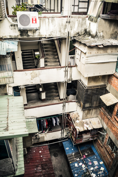 bellatorinmachina: Hong Kong, Nanjichang A vintage 1960s era KMT public housing project in Wanh