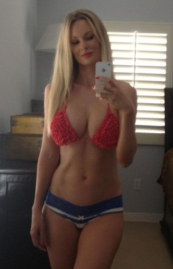 selfshot-babe:  selfshot babe http://bit.ly/1eKOzn3