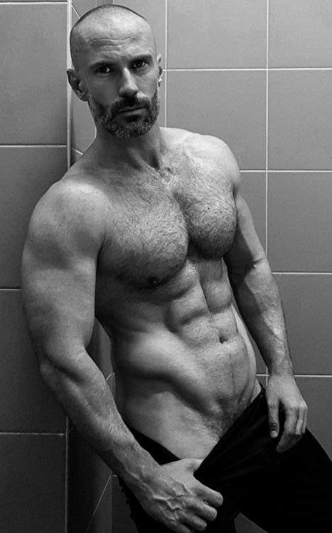 Porn photo shalb258:Woof Eyes, pecs and washboard abs.