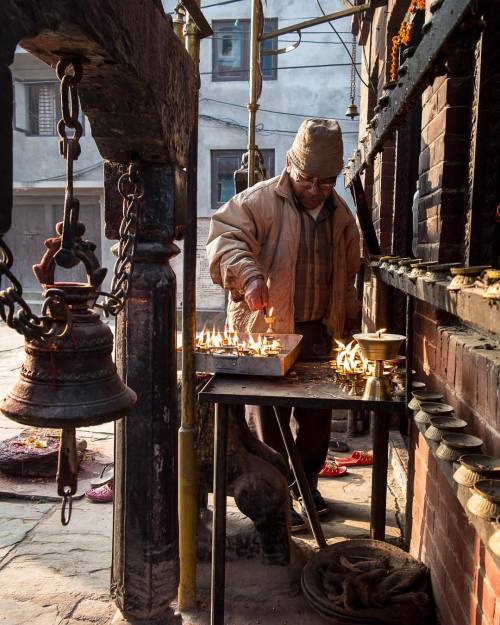 Morning prayers.#kathmandu #nepal #everydaynepal #puja #hinduism #temple #lamps #prayers #religion
